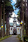 Azzorre, Isola di San Miguel - Escursione a Sete Cidades.  L'ingresso della chiesa di Sao Nicolau nel villaggio di Sete Cidades 